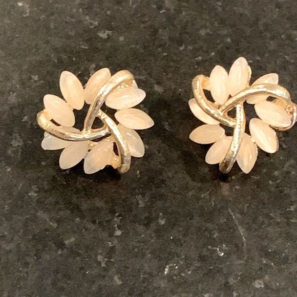 Elegant Flower Stud Earrings, Gold Tone & Faux Opal Unisex Floral, Great Gift! - Picture 5 of 10